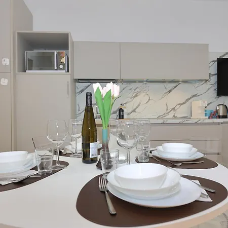 Mascarella - Elegante Design Con Patio Nel Centro Storico